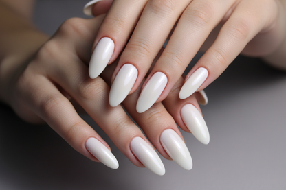 foto unghie fatte colore bianco..lunghe .immagine reale