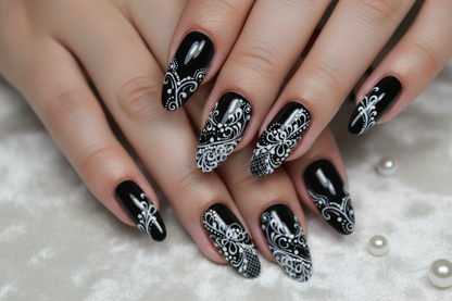 foto unghie lnghe realistiche, con smalto e copo decoro di bianco. o solo nere